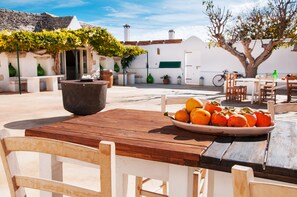 Outdoor dining - Masseria San Michele with pool in Martina Franca, Puglia (Martina Franca)