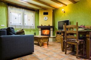 TV, fireplace, DVD player - Rural apartment L'Abiseu for 4 people (Villablino)