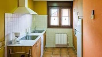 Réfrigérateur, micro-ondes, plaque de cuisson, lave-vaisselle