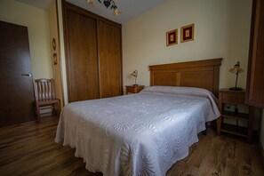 2 bedrooms, iron/ironing board, travel crib, free WiFi