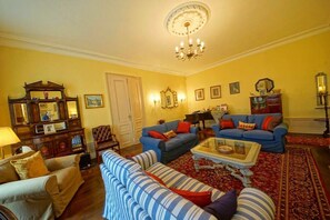 Smart TV, pebolim, mesa de pingue-pongue, livros