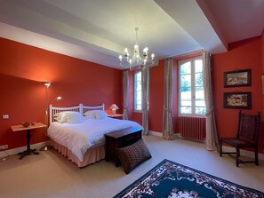 5 quartos, escrivaninha, ferros/tábuas de passar roupa, berço de viagem