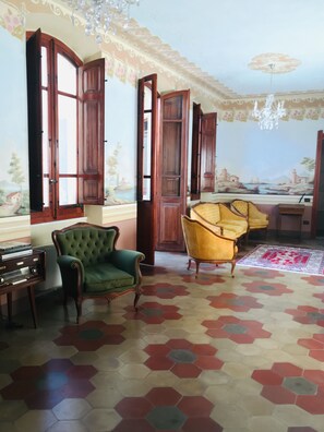 المنشأة من الداخل