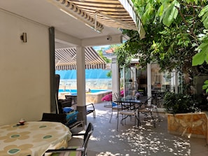 Outdoor dining - KARLA PENTHOUSE/ (4+1) with pool on the sea, for families (Okrug Gornji, Trogir,)