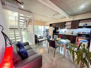 Smart-TV, DVD-Player, Bücher, Musikbibliothek