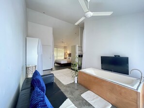2 bedrooms, in-room safe, desk, iron/ironing board