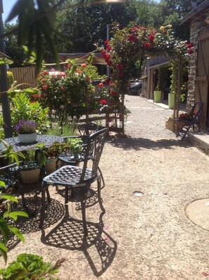 Outdoor dining - Self-Catering, First floor accommodation in the Heart of Rural Brittany (Gueltas)