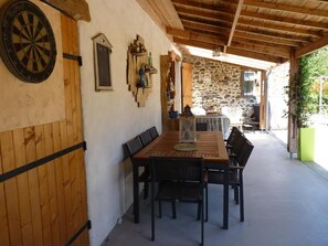 Outdoor dining - Self-Catering, First floor accommodation in the Heart of Rural Brittany (Gueltas)