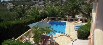 Beautiful spacious villa in Valencia, large patio with sea views, private pool, barbecue
