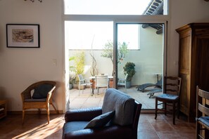 TV, DVD player, books, stereo - Between Avignon and Nîmes, in a village on the banks of the Rhône ... (Montfaucon)
