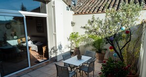 Outdoor dining - Between Avignon and Nîmes, in a village on the banks of the Rhône ... (Montfaucon)