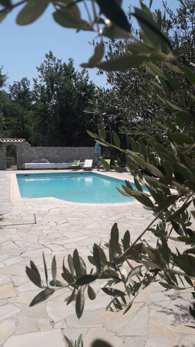 Cabanon en pierre dans propriété arborée  avec piscine