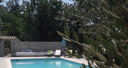 Cabanon en pierre dans propriété arborée avec piscine