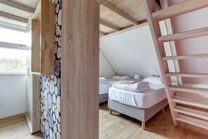 5 bedrooms, iron/ironing board, Internet