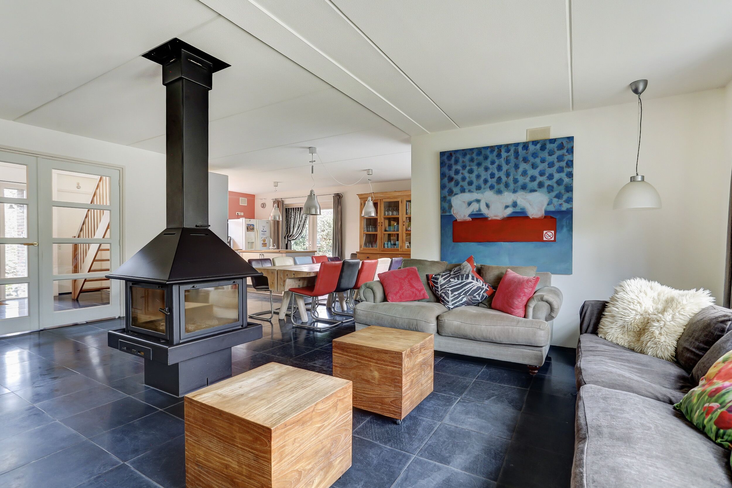 Smart-tv, een open haard, een dvd-speler en een stereo