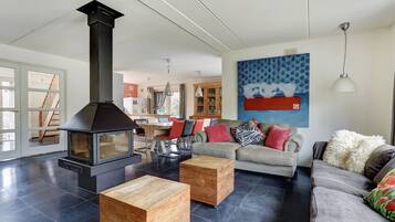 Smart-tv, een open haard, een dvd-speler en een stereo