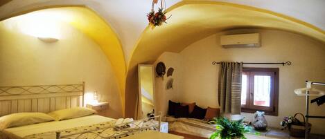 1 slaapkamer, geluiddichte muren, een strijkplank/strijkijzer