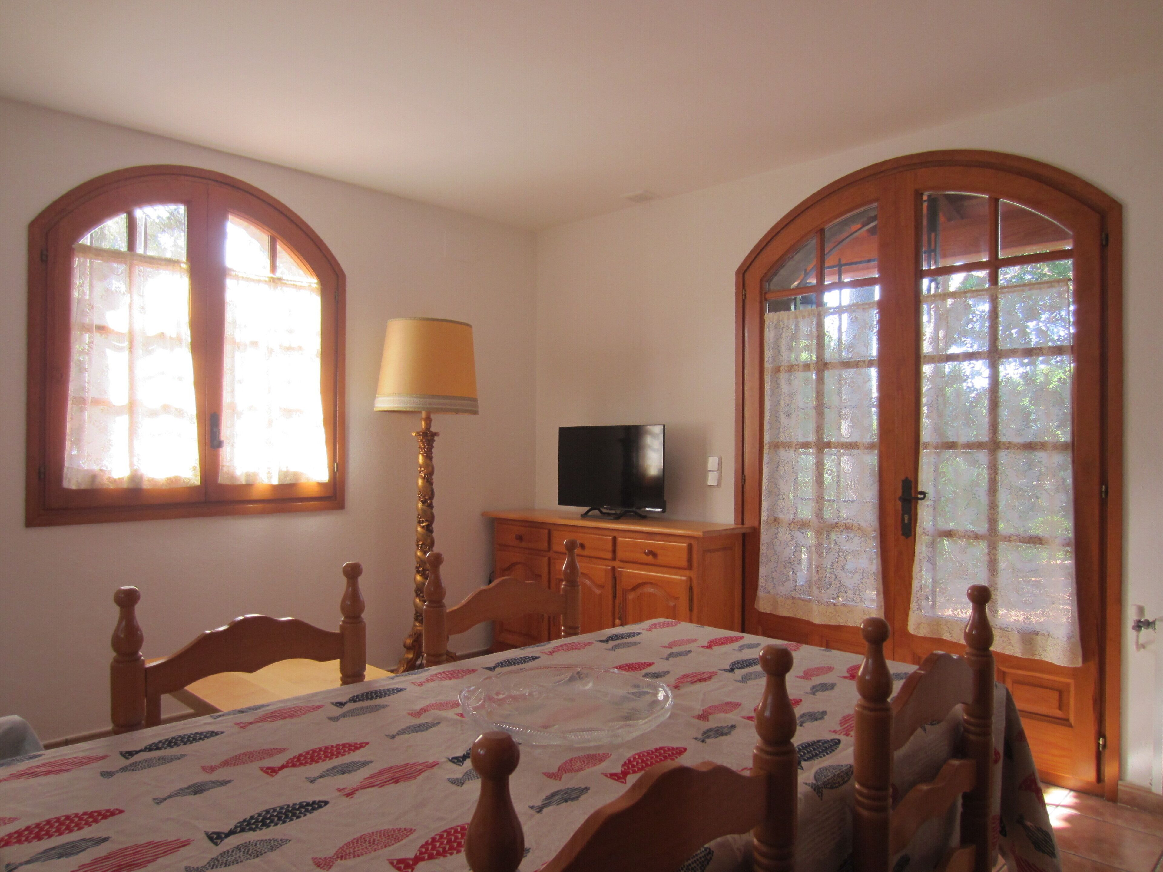 2 dormitoris, planxa i posts de planxar i un bressol de viatge 