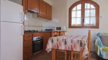 Jääkaappi, mikroaaltouuni, uuni, kahvin-/teenkeitin