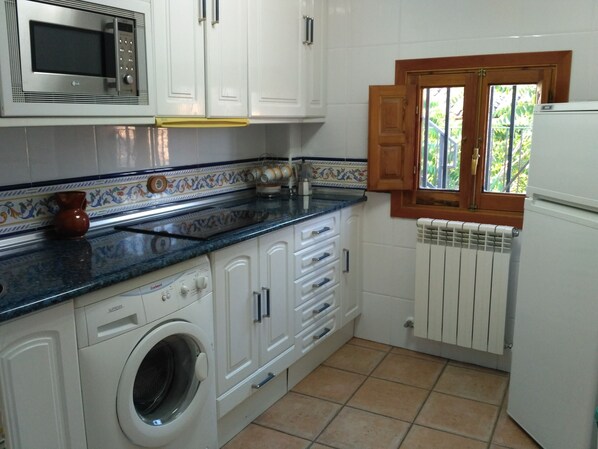 Fridge, microwave, oven, stovetop - Guarantee apartment (Angüés)