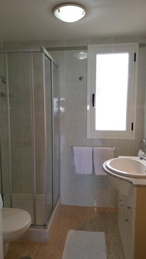 Douche, sèche-cheveux, serviettes fournies
