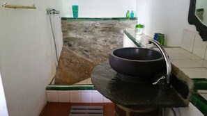 Chuveiro, secador de cabelo, toalhas de banho, sabonete