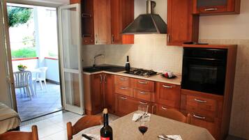 Frigorifero, forno, piano cottura, pentole/stoviglie/utensili
