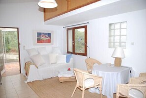 Interior - La Petite Cigale at the edge of Cesseras in a natural setting of rosemary (Cesseras)
