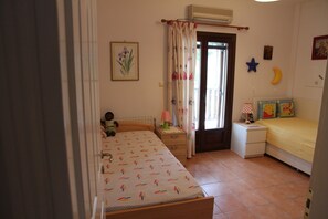 4 bedrooms, iron/ironing board, free WiFi, bed sheets