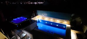 A pool area with two hot tubs and a seating area with lights. - Apartment PETRA - Villa Tanja, idealan za obitelji sa djecom i male grupe do 5. (Okrug Gornji, Trogir)