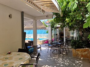 Outdoor dining - Apartment PETRA - Villa Tanja, idealan za obitelji sa djecom i male grupe do 5. (Okrug Gornji, Trogir)
