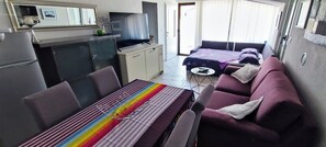 A compact living space with a kitchenette, a dining area, and a sofa. - Apartment PETRA - Villa Tanja, idealan za obitelji sa djecom i male grupe do 5. (Okrug Gornji, Trogir)
