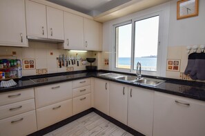 Jääkaappi, mikroaaltouuni, uuni, astianpesukone