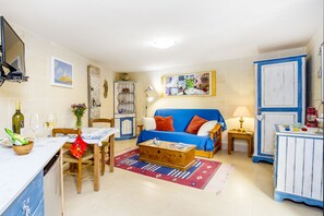 Smart TV, chimenea, reproductor de DVD y libros 