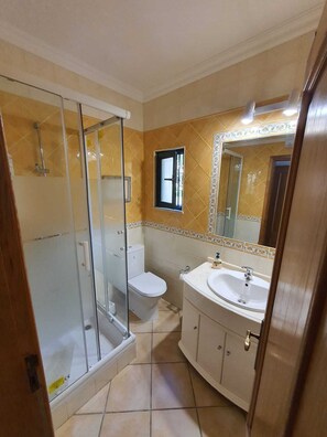 Baignoire, sèche-cheveux, bidet, serviettes fournies