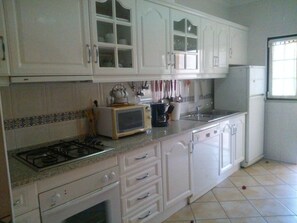 Fridge, microwave, oven, stovetop - Apartment in lovely setting with two pools (vilamoura)