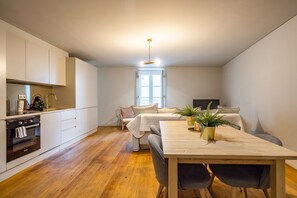 Um apartamento moderno com cozinha, sala de jantar e área de estar.