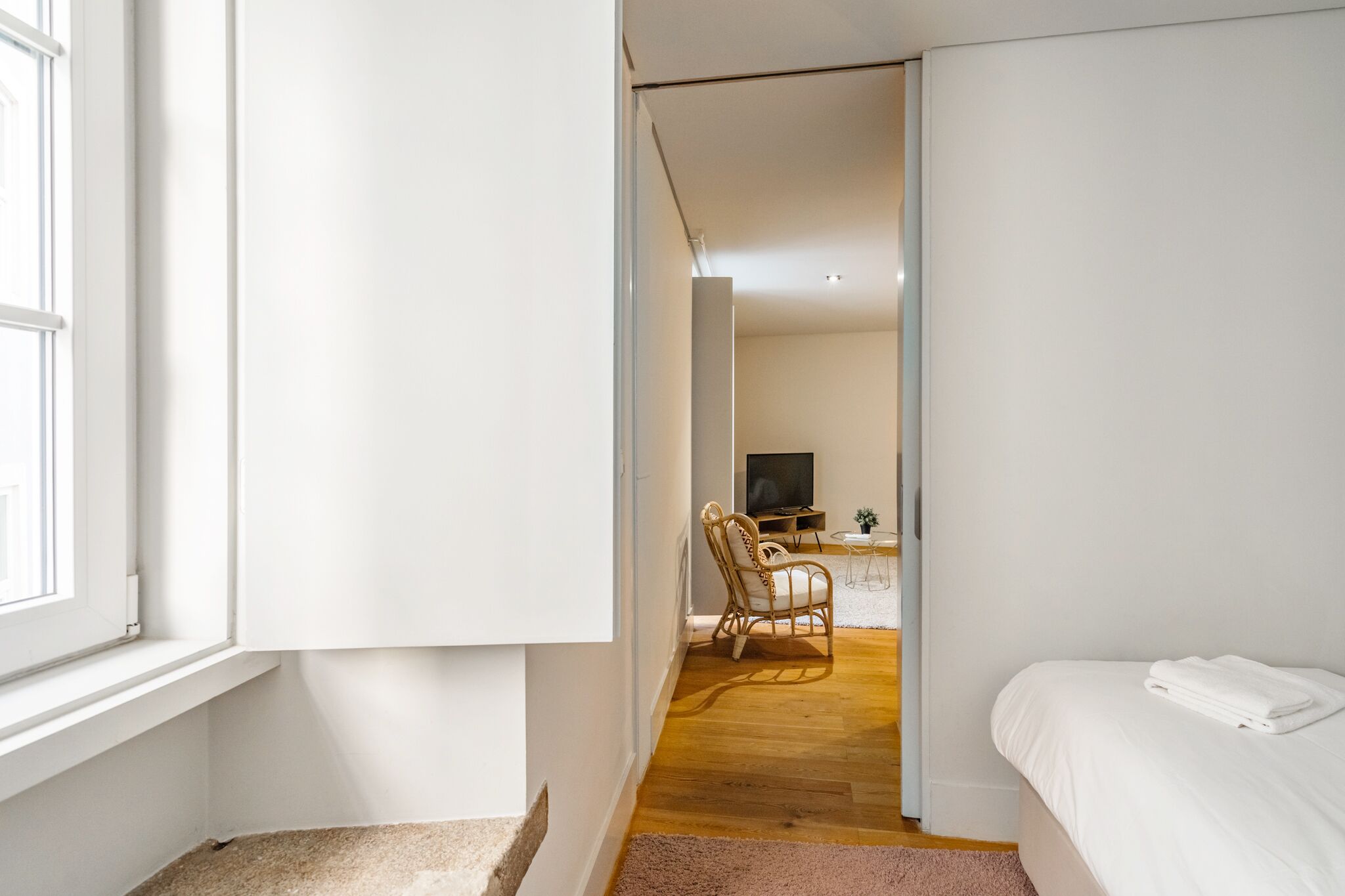 2 bedrooms, desk, iron/ironing board, internet