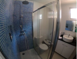Shower, hair dryer, bidet, towels