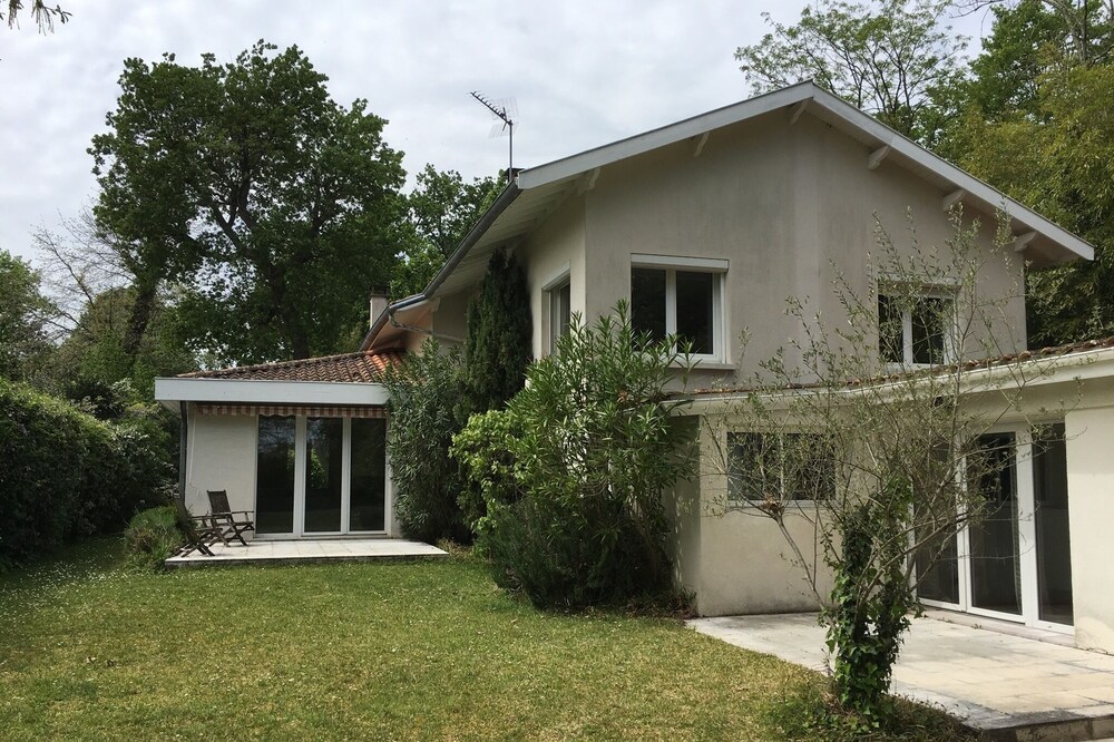 HOUSE 260 M2 5 BEDROOMS POOL GARDEN 1. 600 M2 NEAR BORDEAUX CENTRE