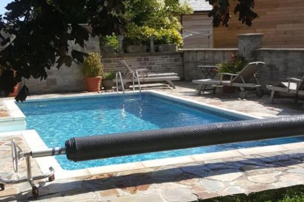 Una piscina al aire libre, una piscina climatizada