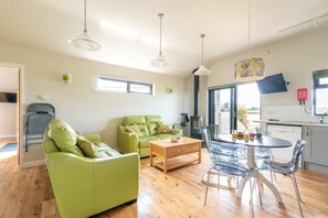 TV, fireplace, DVD player - Honeysuckle lodge - Tor Farm - Sleeps 4/5 with log burner and private hot tub (Nyland, CHeddar, Somerset)