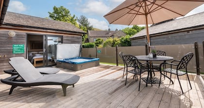 Honeysuckle Lodge - für 4/5 Personen mit Holzofen und eigenem Whirlpool