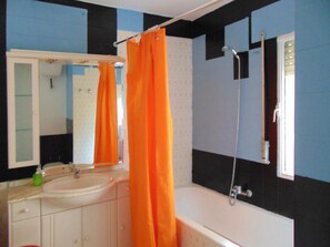 Duschwanne, Bidet, Handtücher