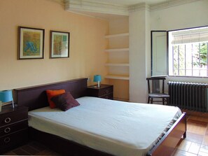 7 bedrooms, bed sheets