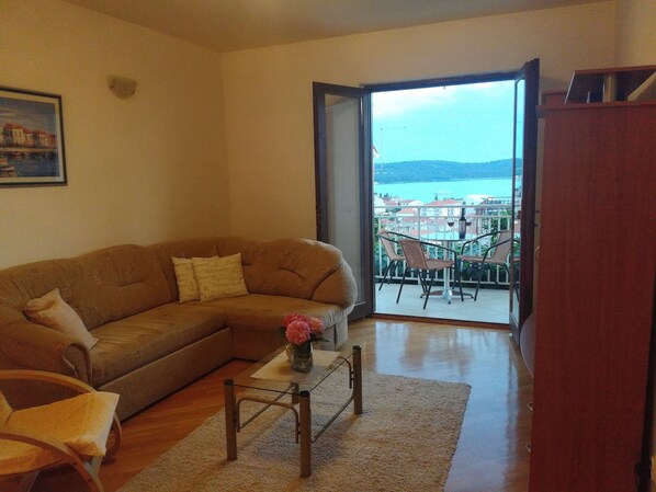 TV, books - 3 room apartment - cozy and modern (Trogir)
