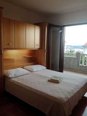 3 bedrooms, iron/ironing board, WiFi, bed sheets - 3 room apartment - cozy and modern (Trogir)