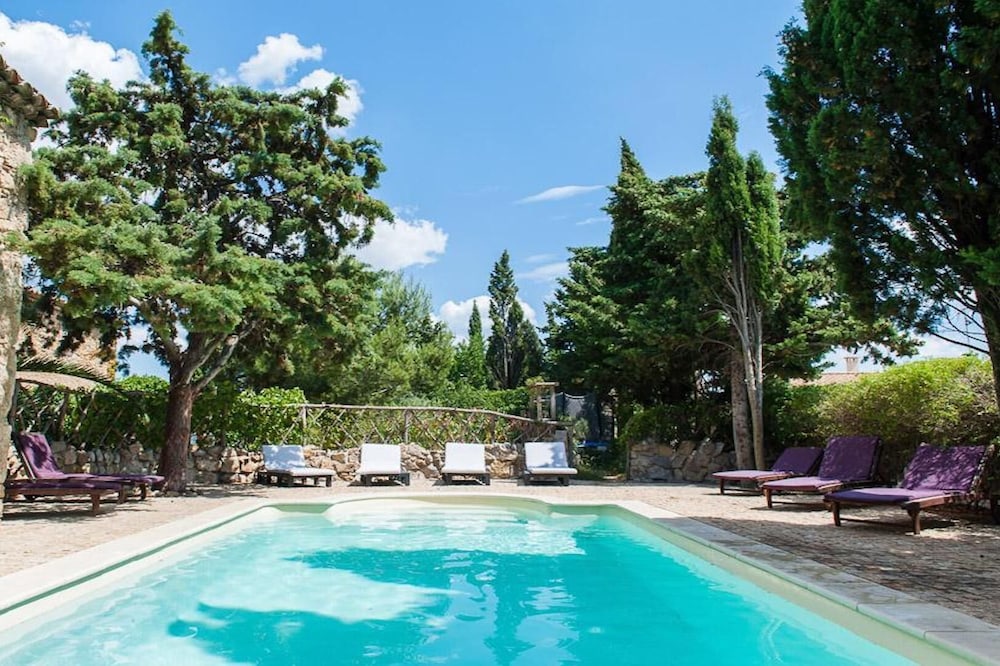 Charming Cottage in a Secret Garden, with pool in authentic rural village