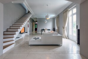 Televisie en een open haard