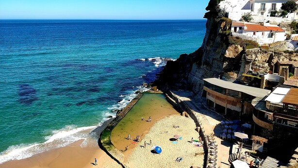 A coastal hotel with a beach, ocean view, and cliffside architecture. - Azenhas Beach Room - Azehas do Mar (Lisboa)